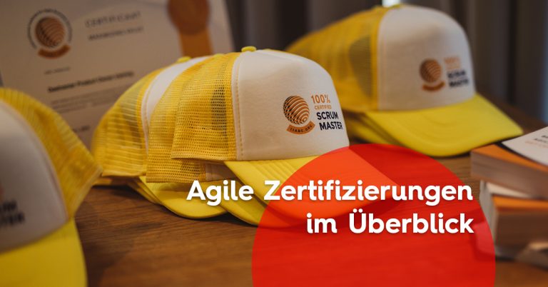 Agile Zertifizierungen im Überblick mit Scrum Master Caps im Hintergrund