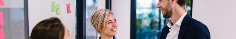 Drei Leute stehen vor einer Tafel